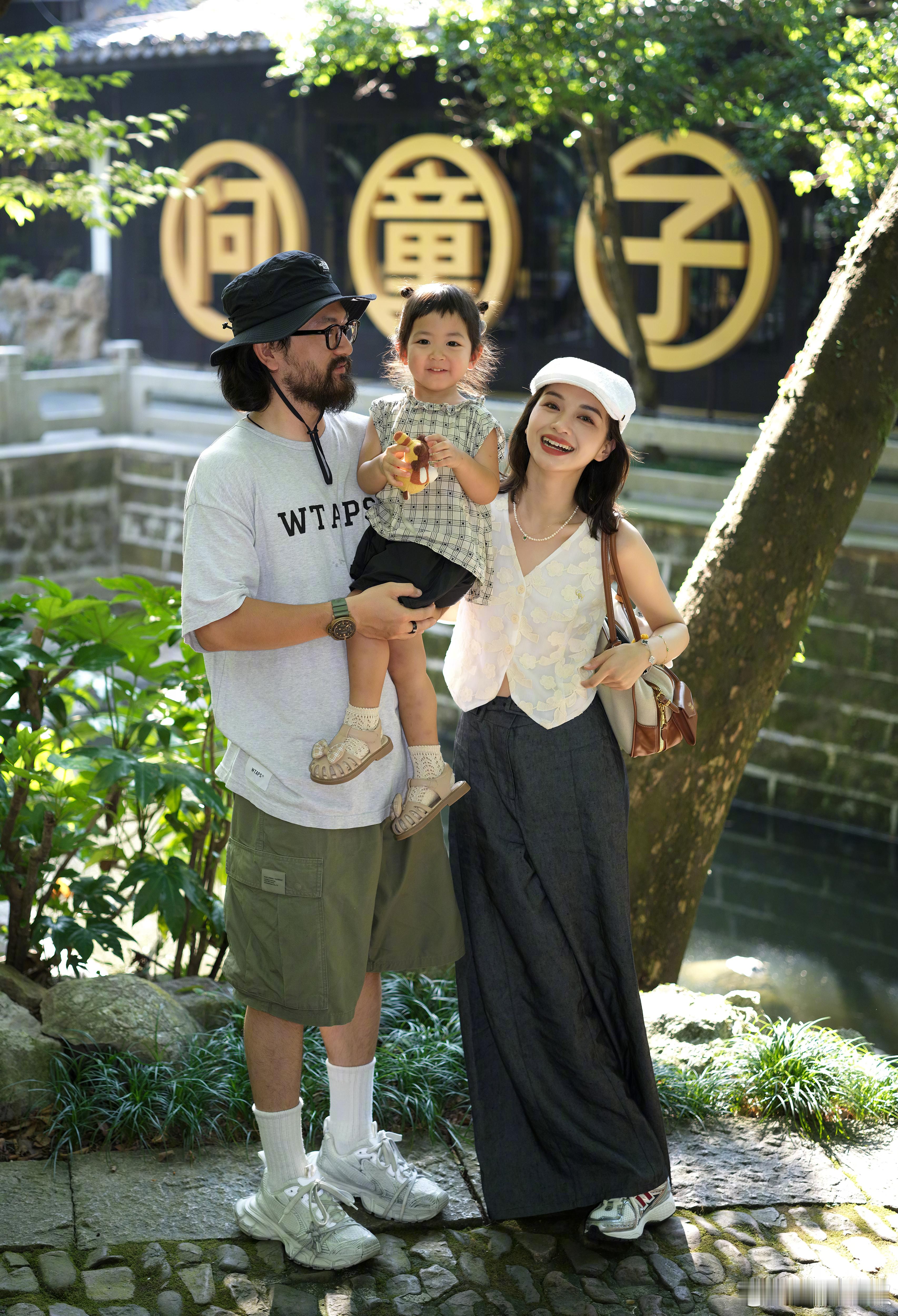 8月24日，问童子品牌展街拍更新，爱会以很多种形式出现，可以是笑容，可以是穿搭，