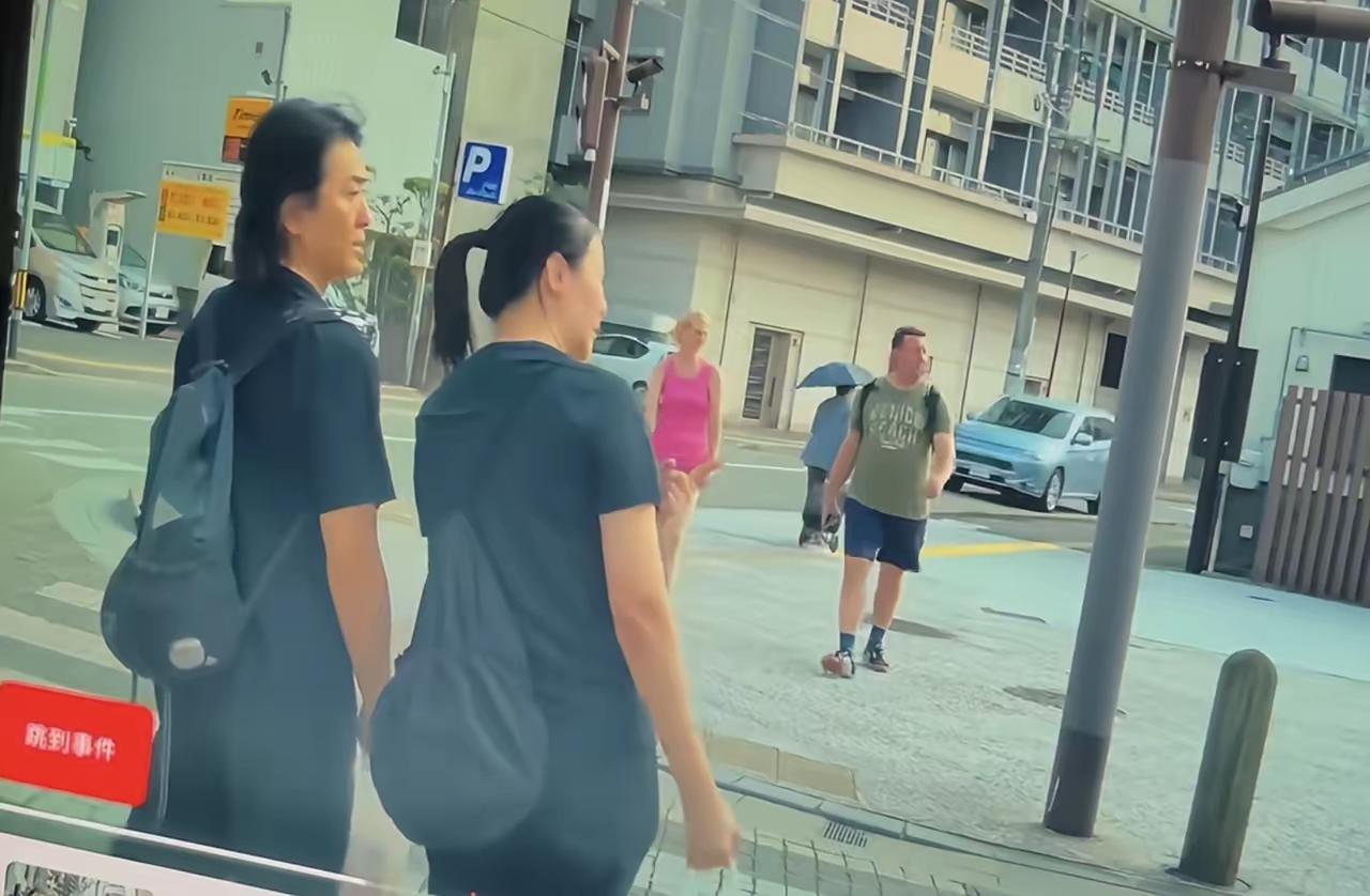 蒙嘉慧离开滤镜与我一样的普通人并没有两样。至少我还是个白白净净的大妈。我还生过孩