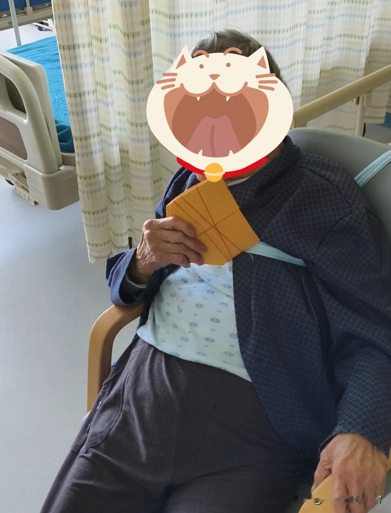 查个房真的要笑死了。
每天查房查到这个老人的时候，她一开口“医生啊……”，我们主