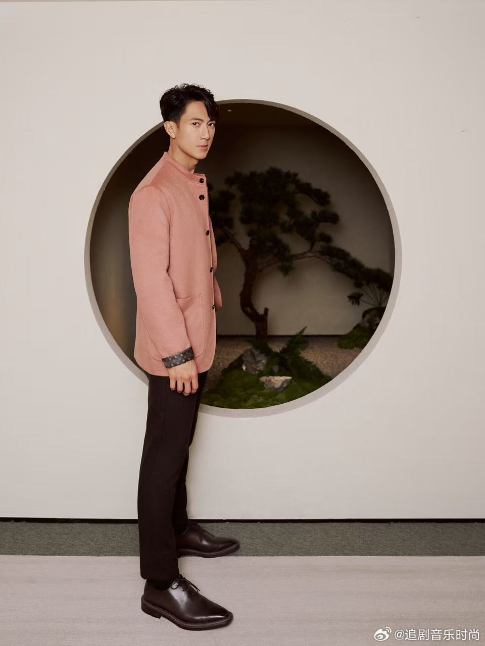吴尊新中式造型出发巴黎男装周 岁月从不败美人，更不败尊哥！这身新中式穿出了骨子里