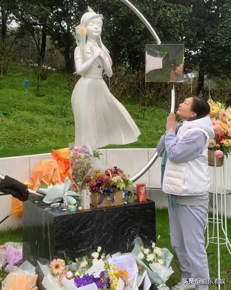 S妈黄春梅，近照曝光！

3月9日，S妈黄春梅晒了一张到金宝山看已故女儿大S的照