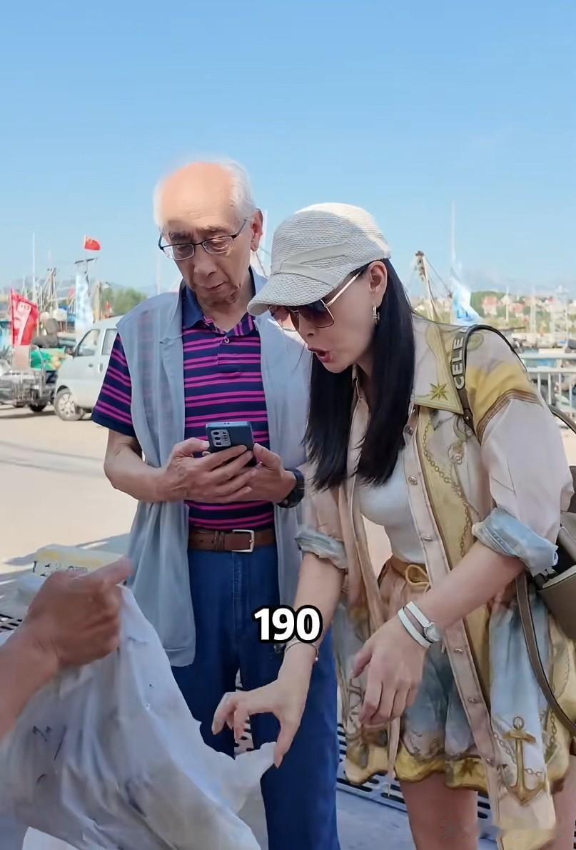 51岁女演员詹小楠，5只大螃蟹砍价190，太会过日子！
近日，出演过《一江春水向
