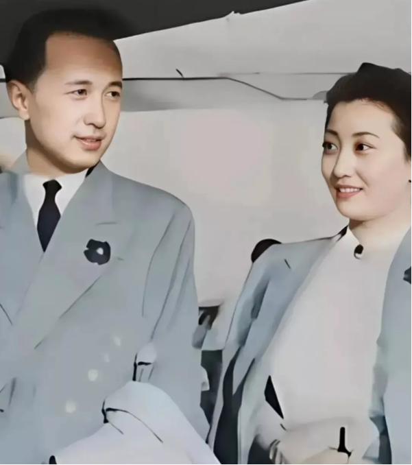 让钱学森一眼万年的女人！这是一张钱学森和夫人蒋英度蜜月时的一张珍贵合影，拍摄于1