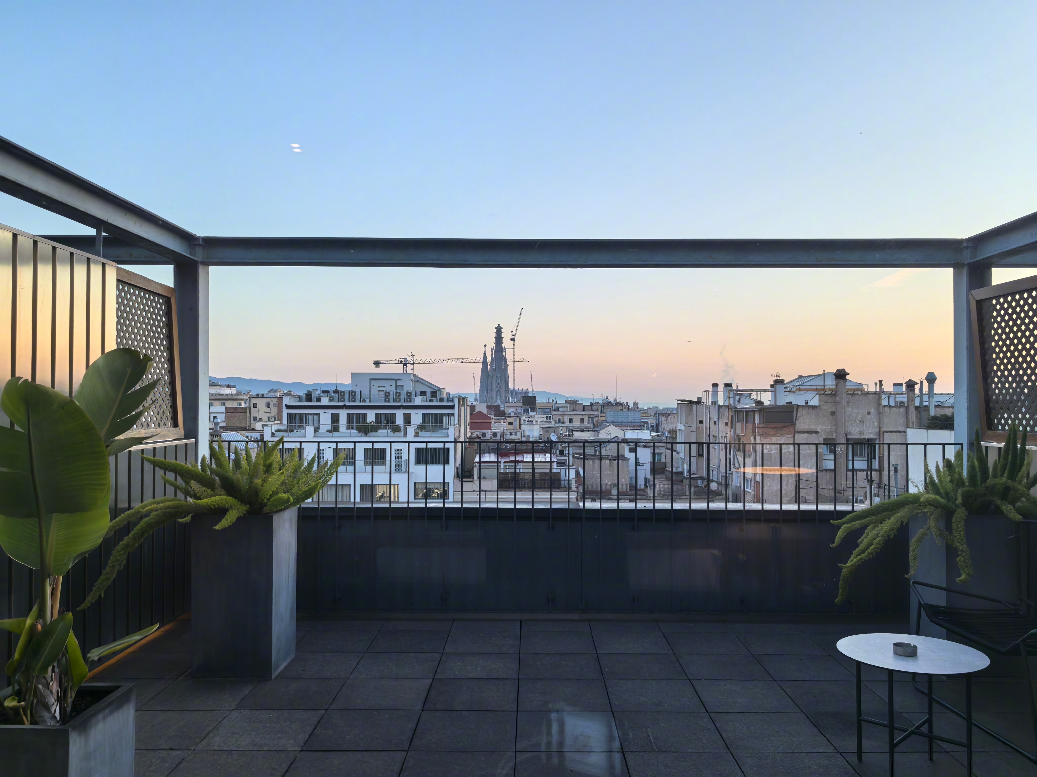 巴塞罗那的晨曦，住在米拉之家的隔壁，房间有个大阳台，阳台正对着圣家堂，图4侧面就