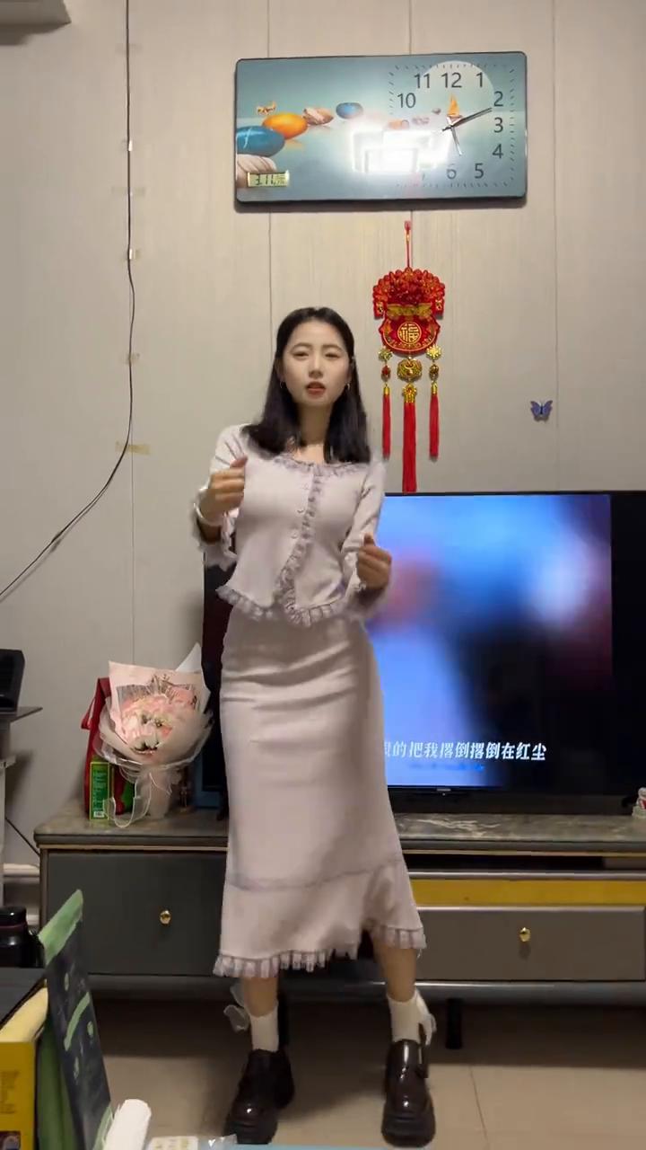 时光能不能倒流？我问你，时光能不能倒流？终是庄周梦了蝶，是劫还是恩？不如扬他在风