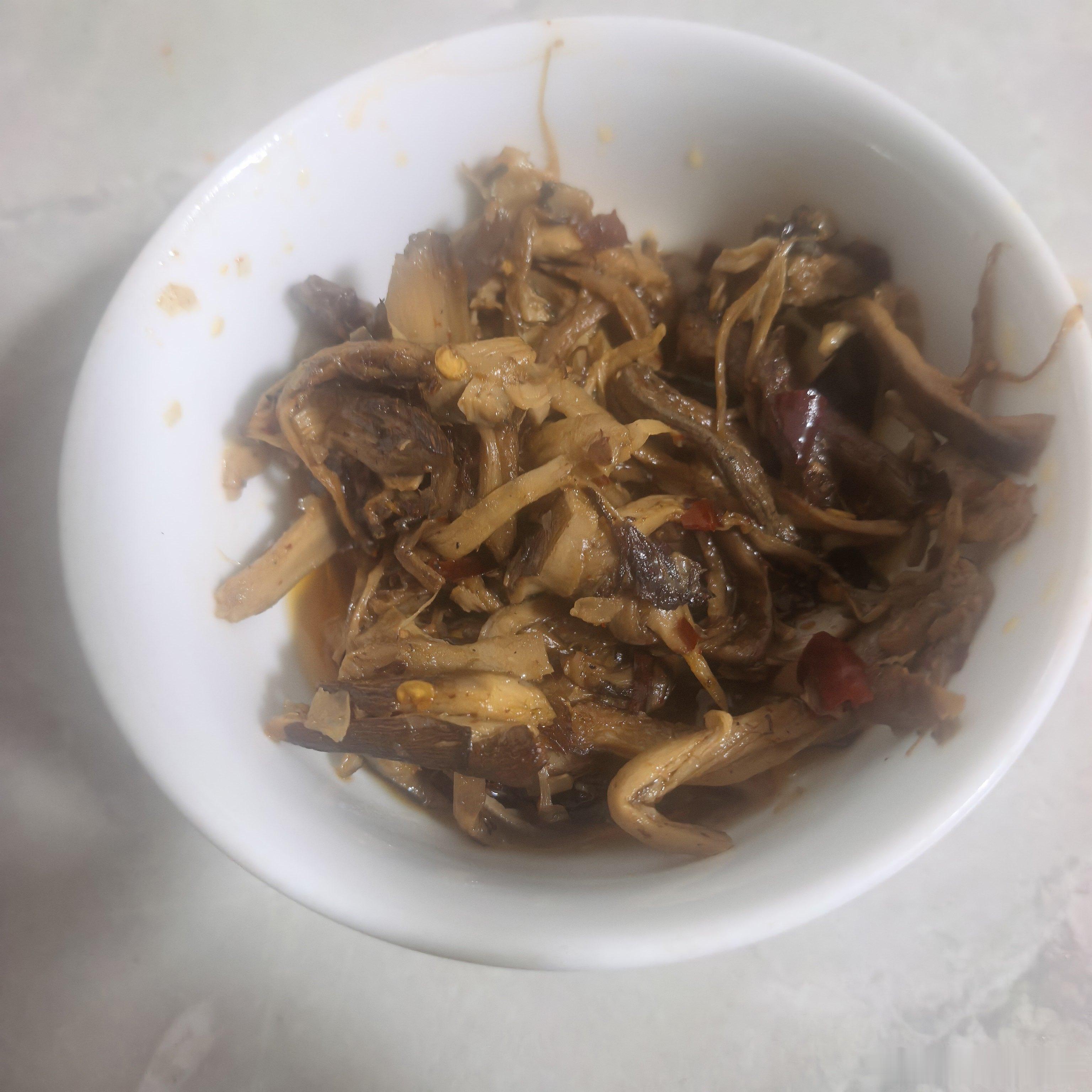 我妈特地留了一点没炸干的鸡枞给我做零嘴，吃了几口，太香了，香到感觉直冲天灵盖。 