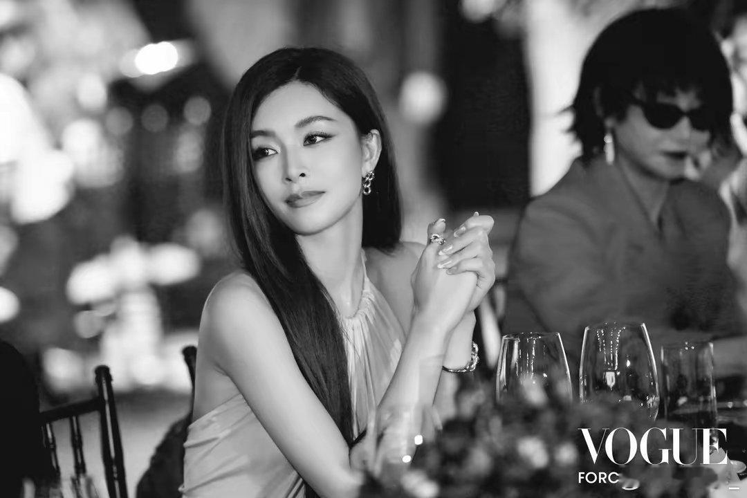 Vogue内场图：文咏珊和惠英红同框了，文咏珊美的很大气，长发的她很美。惠英红则