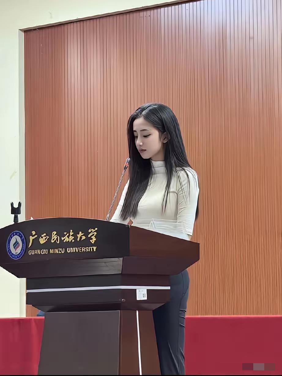 从这位女士年纪来看，她在体制内属于什么级别领导