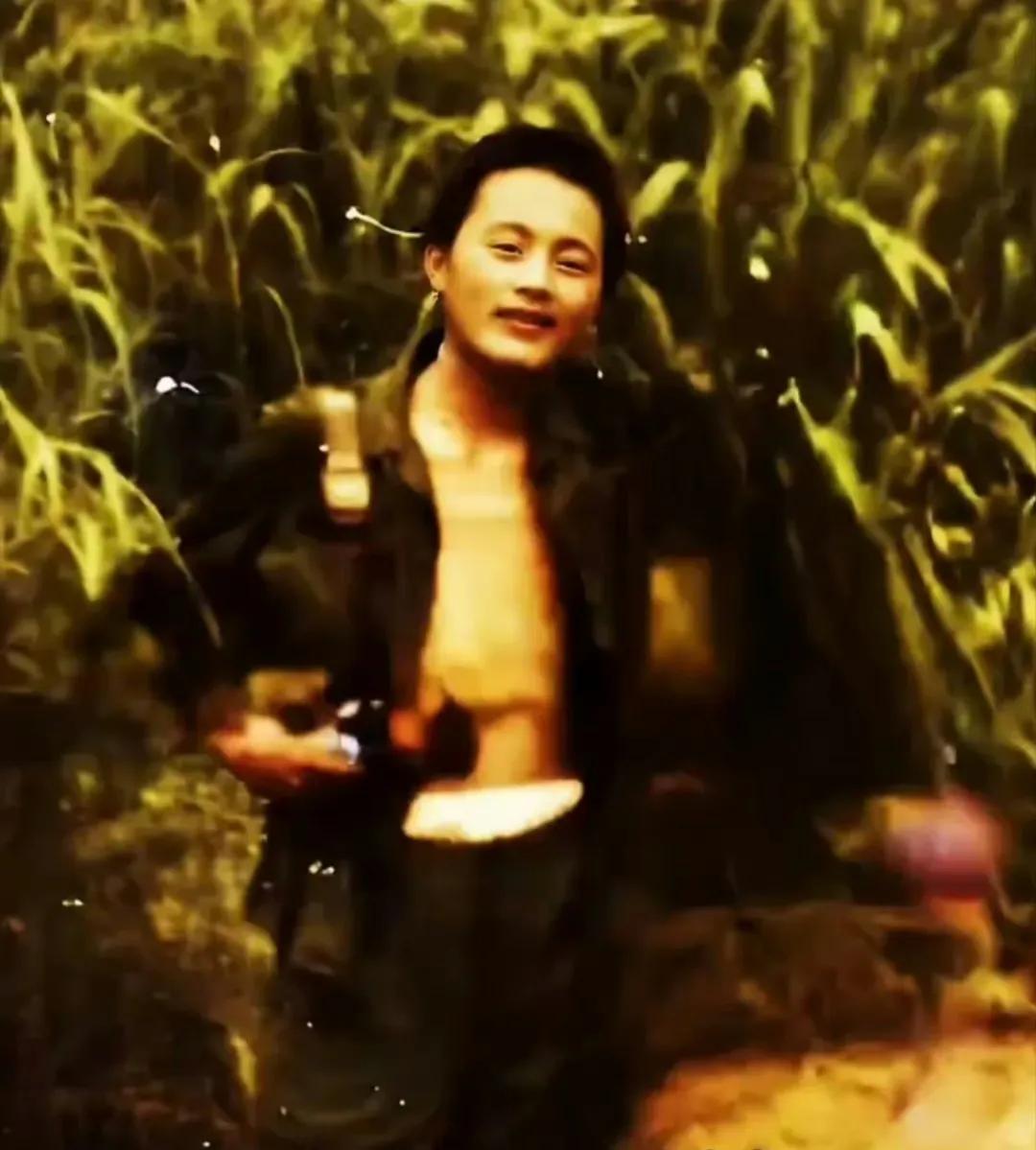 潜伏中不幸被敌炮火击中瞬间，被炸的只剩一半身躯，为了不暴露自己，直至牺牲硬是一声