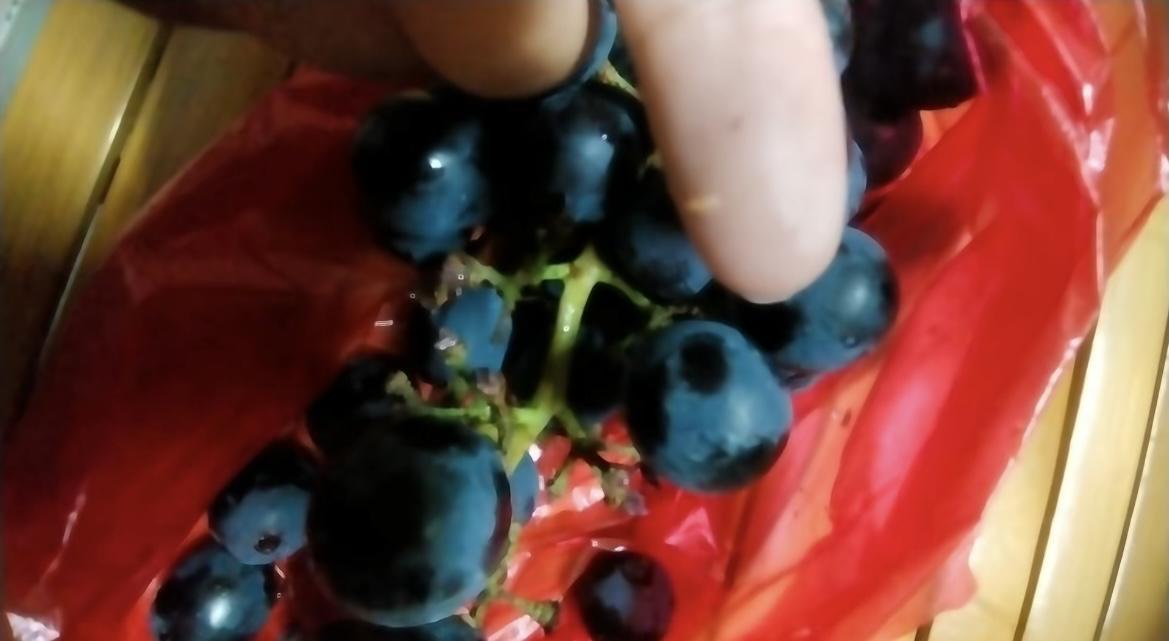 【玉林一乡镇水果摊的葡萄发现有虫蛆】

近日，网友爆料称：玉林市某乡镇一水果摊购