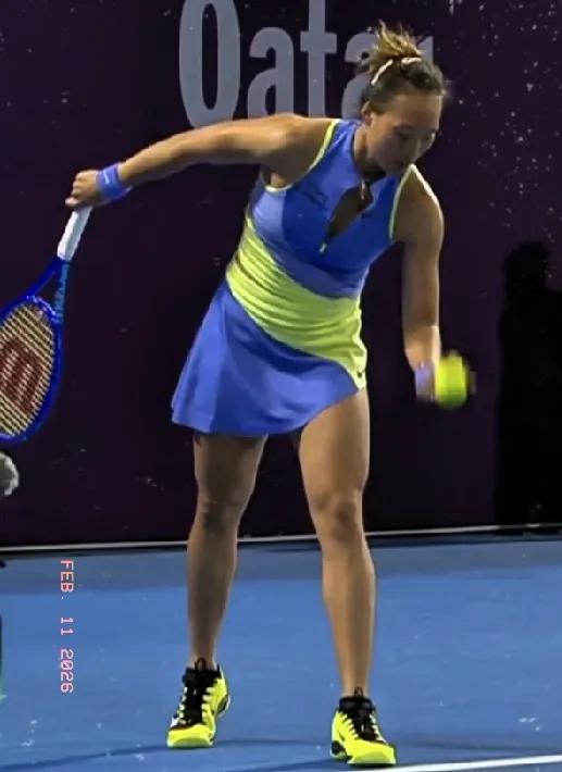 决胜盘首局，郑欣文破了帕克斯发球局，比分1-0领先。太漂亮了。
这局郑欣文接发抢