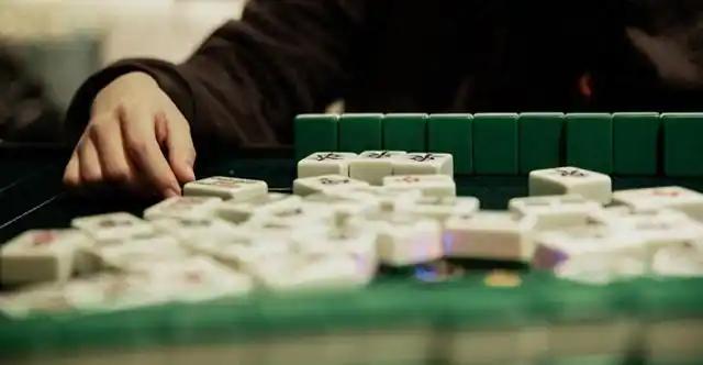 广东清远，一男子在棋牌室打麻将时感觉不舒服，起身走到门口想透透气，结果突然倒地，
