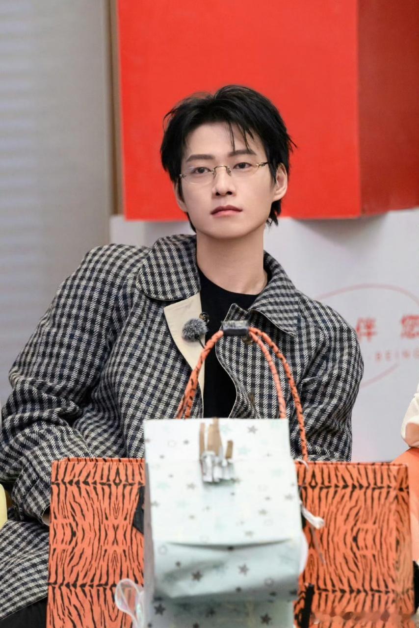 杨迪是尝过魏大勋的嘴吗周五晚高疯 魏大勋作弊被抓，全怪杨迪鼻子太灵。但问题来了—