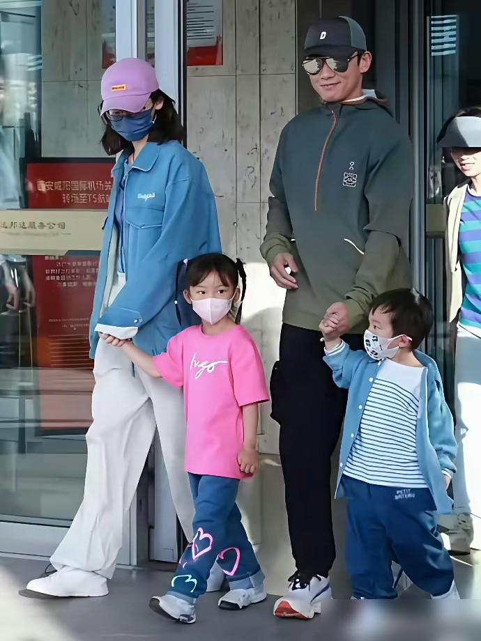 郑恺苗苗藏了快三年的三胎女儿，终于露正脸了。
之前三年生仨娃，二胎三胎间隔才一