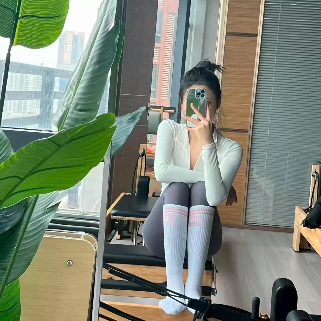 健身后的清新自拍，绿植点缀，轻松自在。爬山美照分享 秋日运动照 休闲时光自拍 自