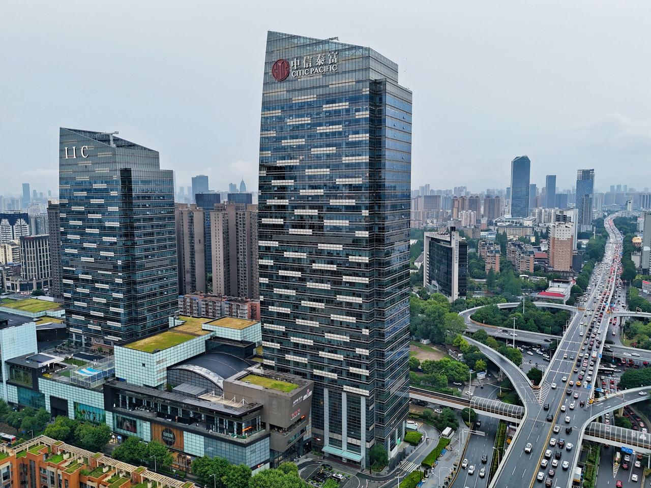 6月30日，长江日报“市民看武汉”观察团走进中信泰富大厦。作为武汉出租率领先的“
