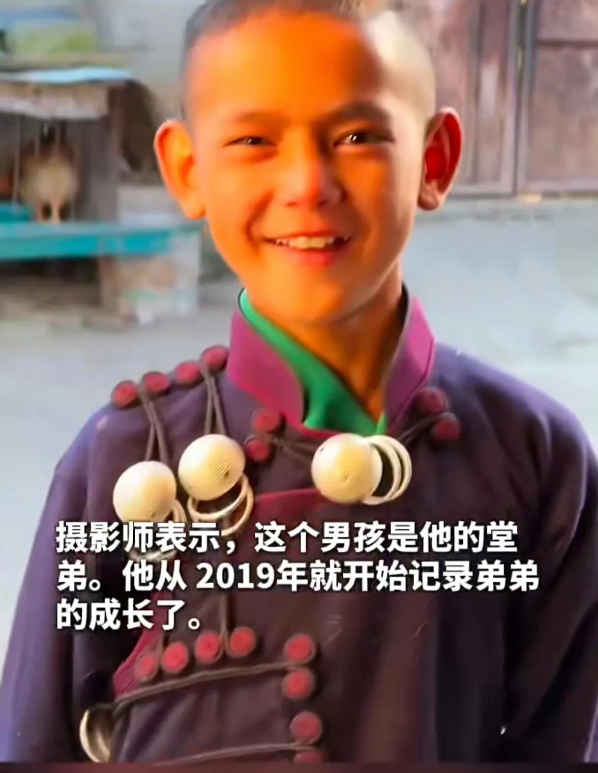 凉山13岁彝族男孩因长相酷似彭于晏走红，被网友昵称为“儿时版唐钰小宝”。据悉，这