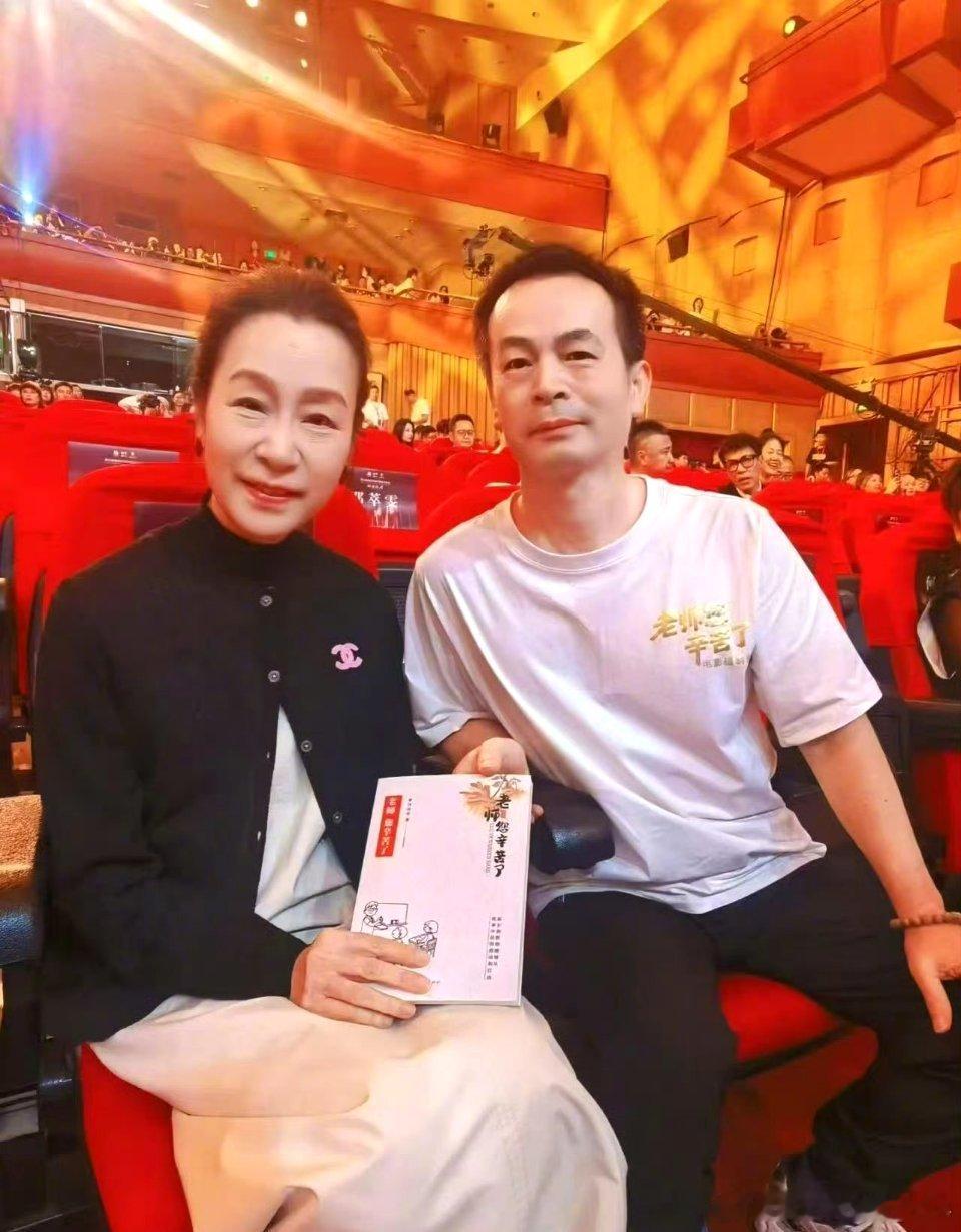 女儿圆父亲电影梦女儿把父亲手稿搬上大银幕 真的好戳人啊，把父亲留存的手稿变成大银
