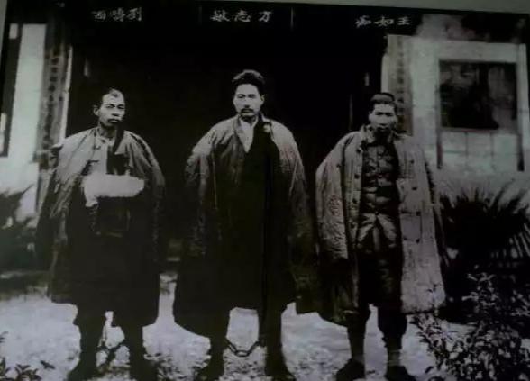 1935年8月6日，南昌百花洲下沙窝刑场，一个断了左臂的男人拖着沉重的脚镣走向枪