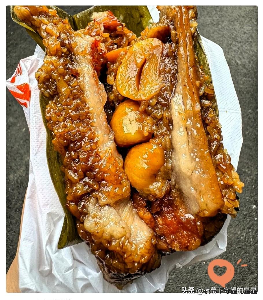 昨天下班路上，30买了两个大肉粽。回家，老公边吃边夸：“真好吃！”他问多少钱，我