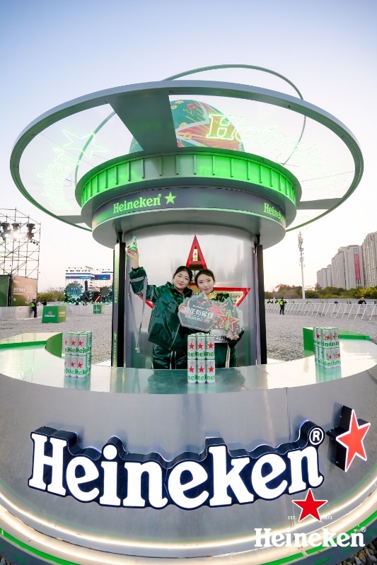 2024从泉州的氛围感狂欢趴开始倒计时！于要在今天的泉州跨年夜见到简单对话乐队啦