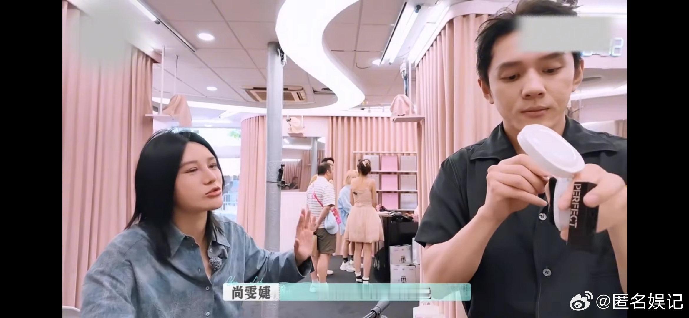 尚雯婕飞车传八卦巴黎合伙人 舞台唱高音稳如钟，私下传八卦急到瘸腿飞车，尚雯婕这反