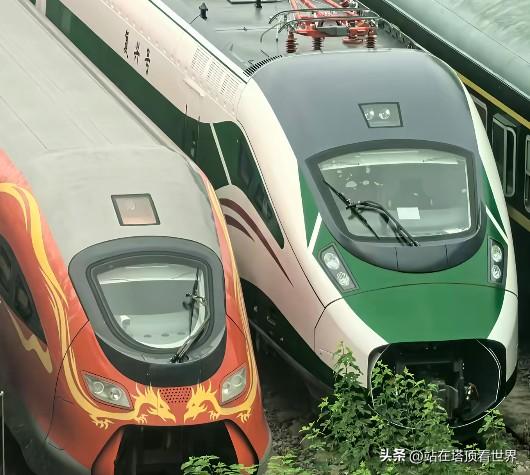 株洲电力机车厂内CR200J1与CR300同框，一个量产使用，一个只能一直静躺在