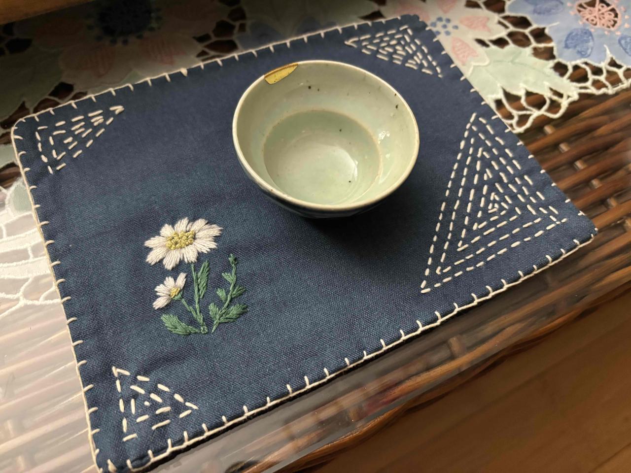 绣茶席这事儿，真的让人深陷其中。我绣刺子绣茶席都不知多少张了。早些接触的一款图样