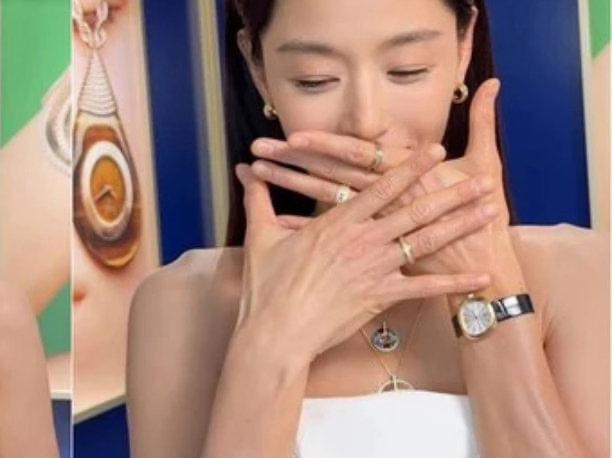 “不老女神”全智贤也是老了，
一双修长的手布满皱纹，皮肤松弛，
全是岁月的痕迹。