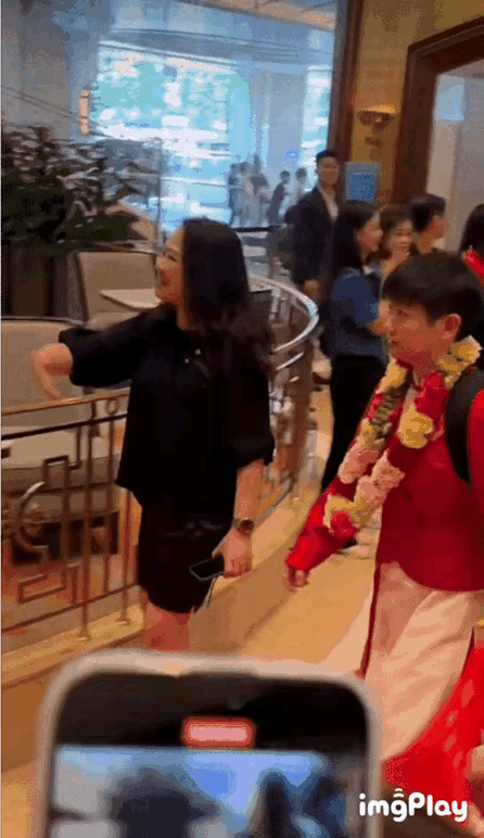 孙颖莎抵达香港酒店那一刻全场一片欢呼
喜欢莎莎的人真的是没有年龄界限
今天中午1