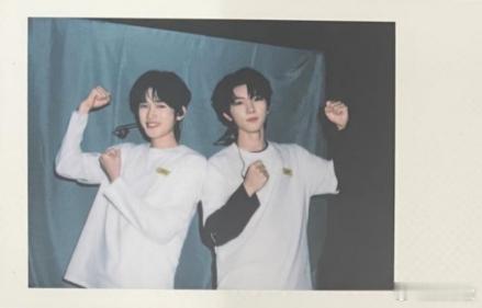 一看就知道是宋亚轩想拍芽芽乐🌱芽芽乐🦷宋亚轩还是一如既往的呲个大牙傻乐