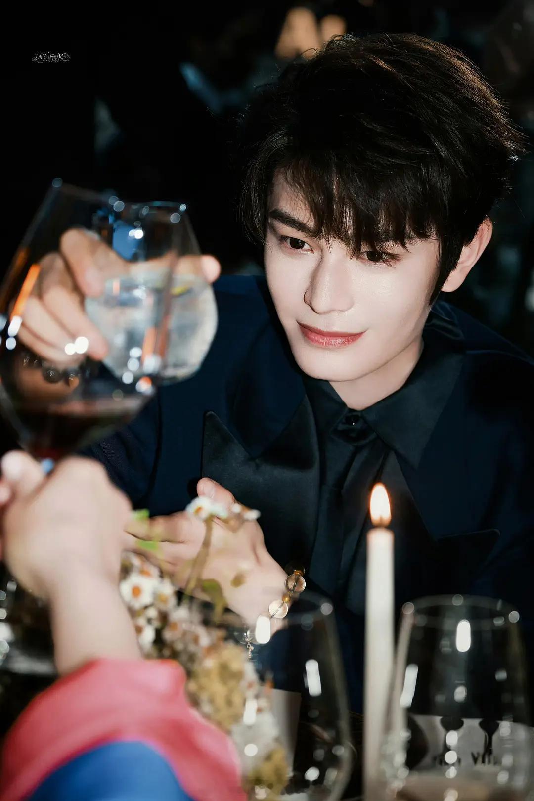 丁禹兮把水晶手串拆了送粉丝看到这个，小丁真的好绅士教养真是刻在骨子里的，好感再再