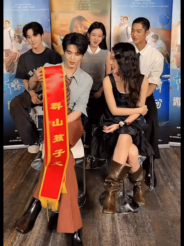 张凌赫给赵今麦颁奖赵今麦喜提"群山孩子王"称号，张凌赫颁奖超有排面，林其乐实至名