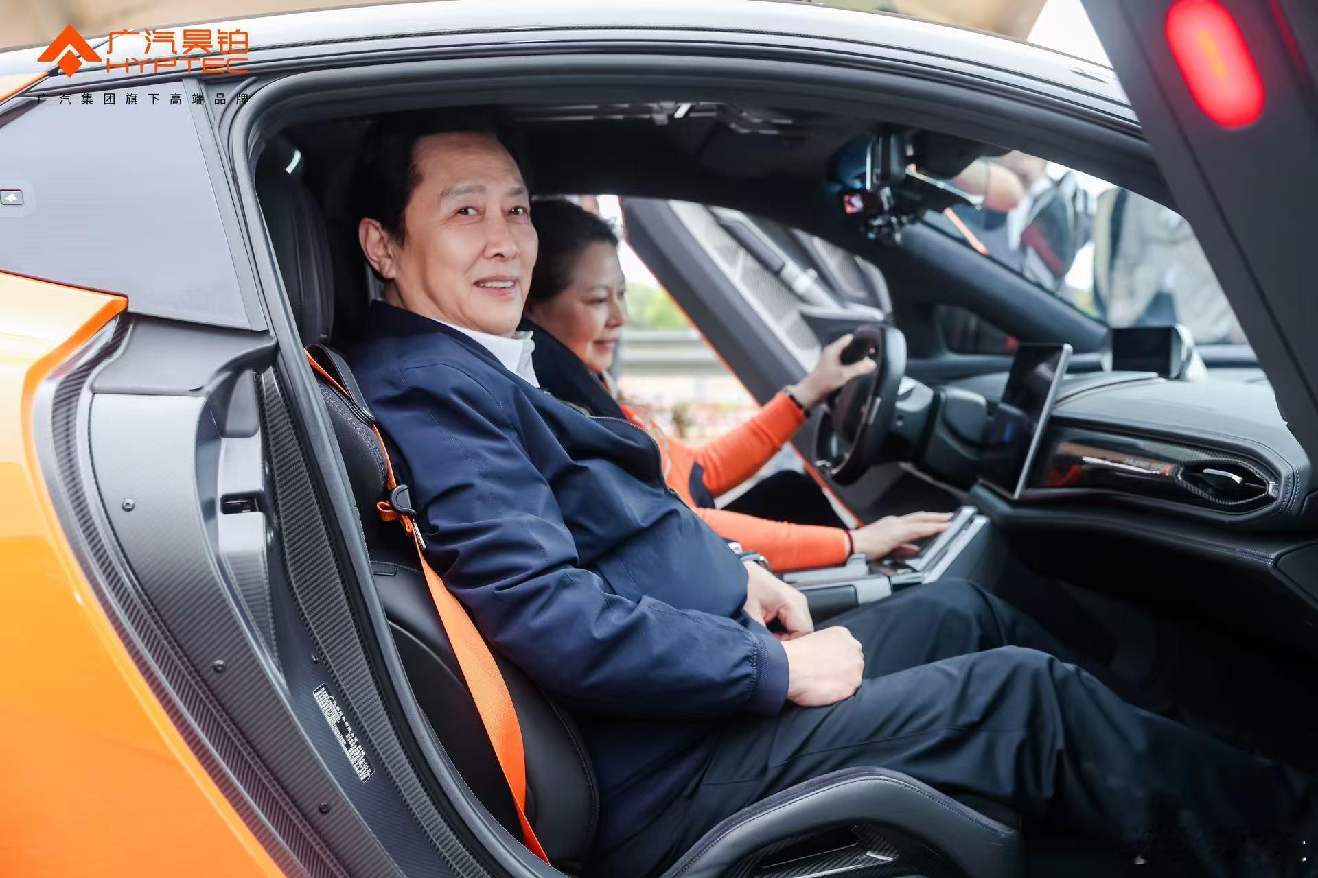 唐国强参观昊铂灯塔工厂深度体验昊铂A800品鉴旗舰科技魅力见证中国智造实力唐国强