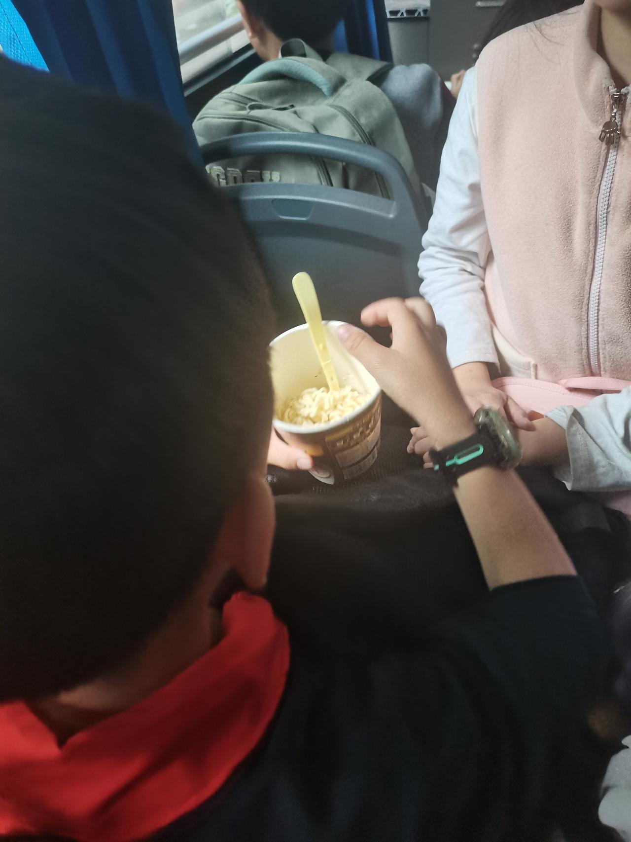 孩子们的世界是很单纯的！都说三个女人一台戏，昨天接娃放学公交车上看到仨娃也是一台