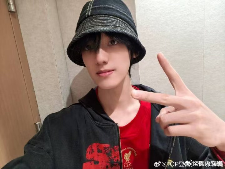 张泽禹发一下小猫 张泽禹的小猫也太会卖萌了，慵懒又乖巧，眼神软乎乎，看完一天的坏