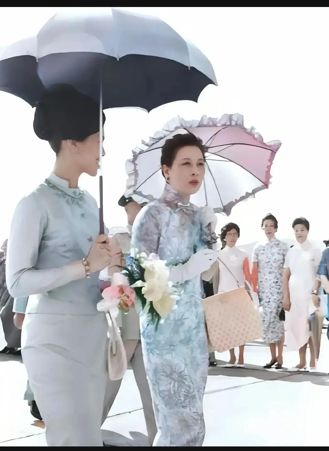 1963年，台北机场，年过花甲的宋美龄和泰国诗丽吉王后，留下的一张合影。

那一