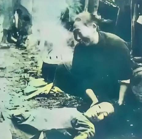 南京大屠杀时，保守估计2~8万妇女遭到奸淫。许多日本士兵在强暴妇女后，还用最残忍