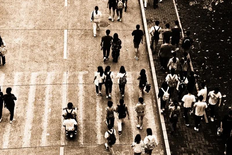 容易被骗的人特征还挺多。缺乏社会经验的人，像刚入社会的大学生，对社会复杂程度认知