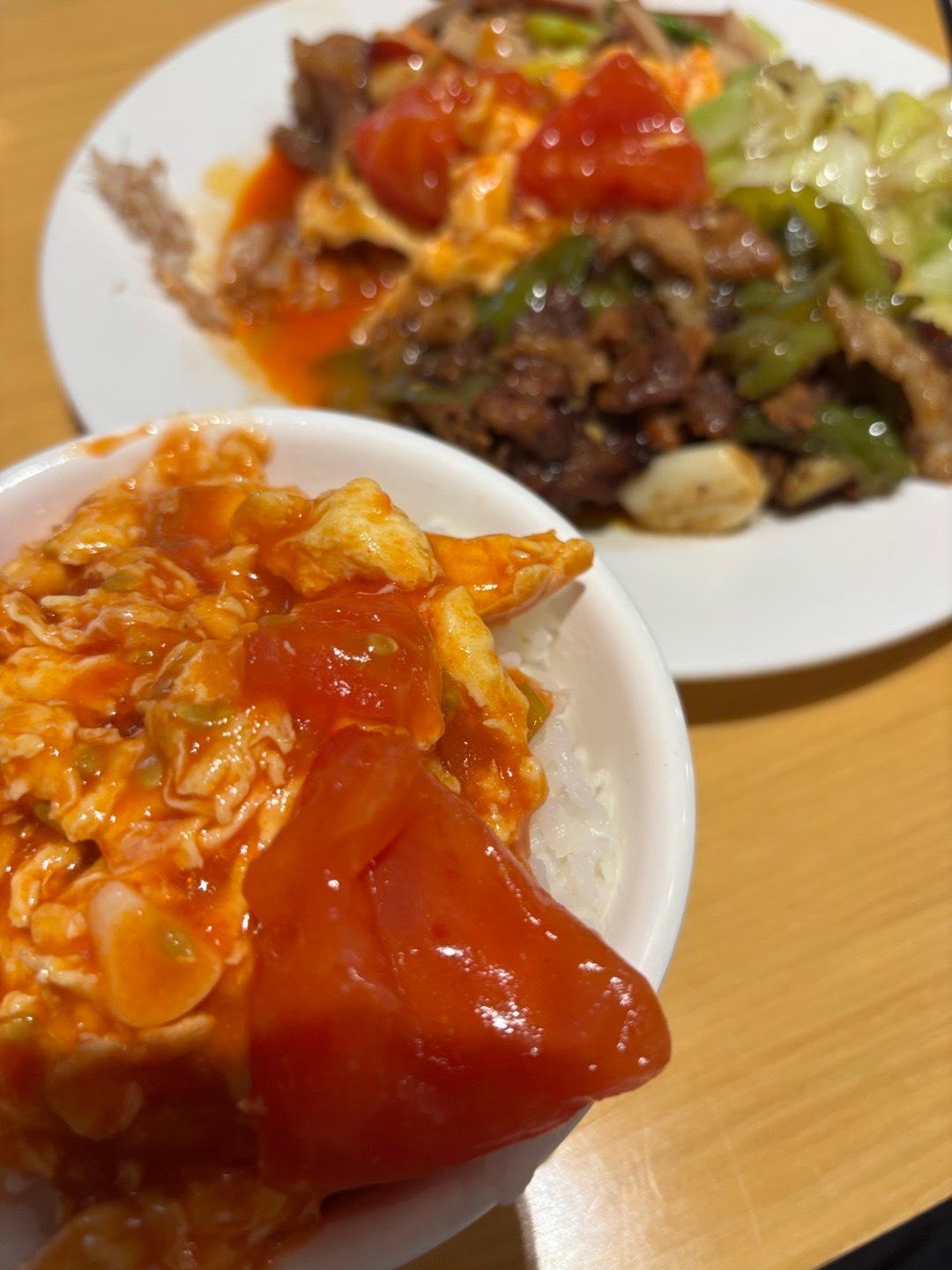西红柿浇在米饭的感觉，还是放点糖口味正，食堂晚饭。西红柿炒蛋放不放糖  ​​​
