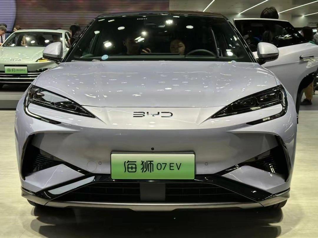 比亚迪海狮07 EV与王朝系列宋L车型在价格、设计和性能上有所竞争，适合不同需求