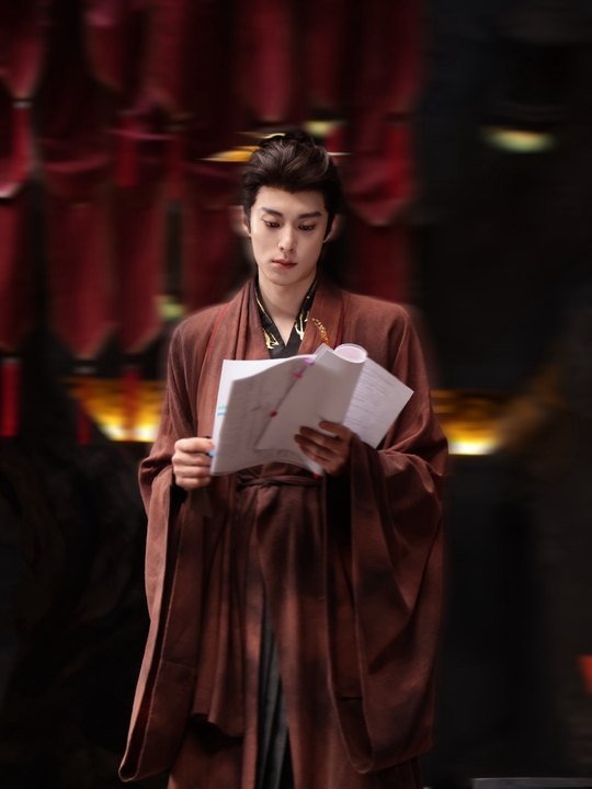 王鹤棣看剧本花絮图王鹤棣宋潜机花絮图王鹤棣看剧本花絮图，期待宋潜机 ​​​