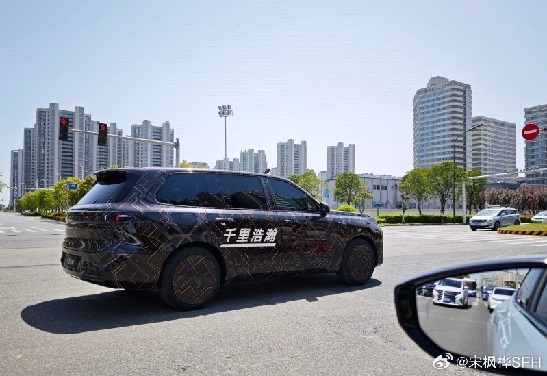 新能源汽车吉利银河吉利银河战舰 吉利银河全新旗舰SUV被人拍到伪装车啦，看起来是
