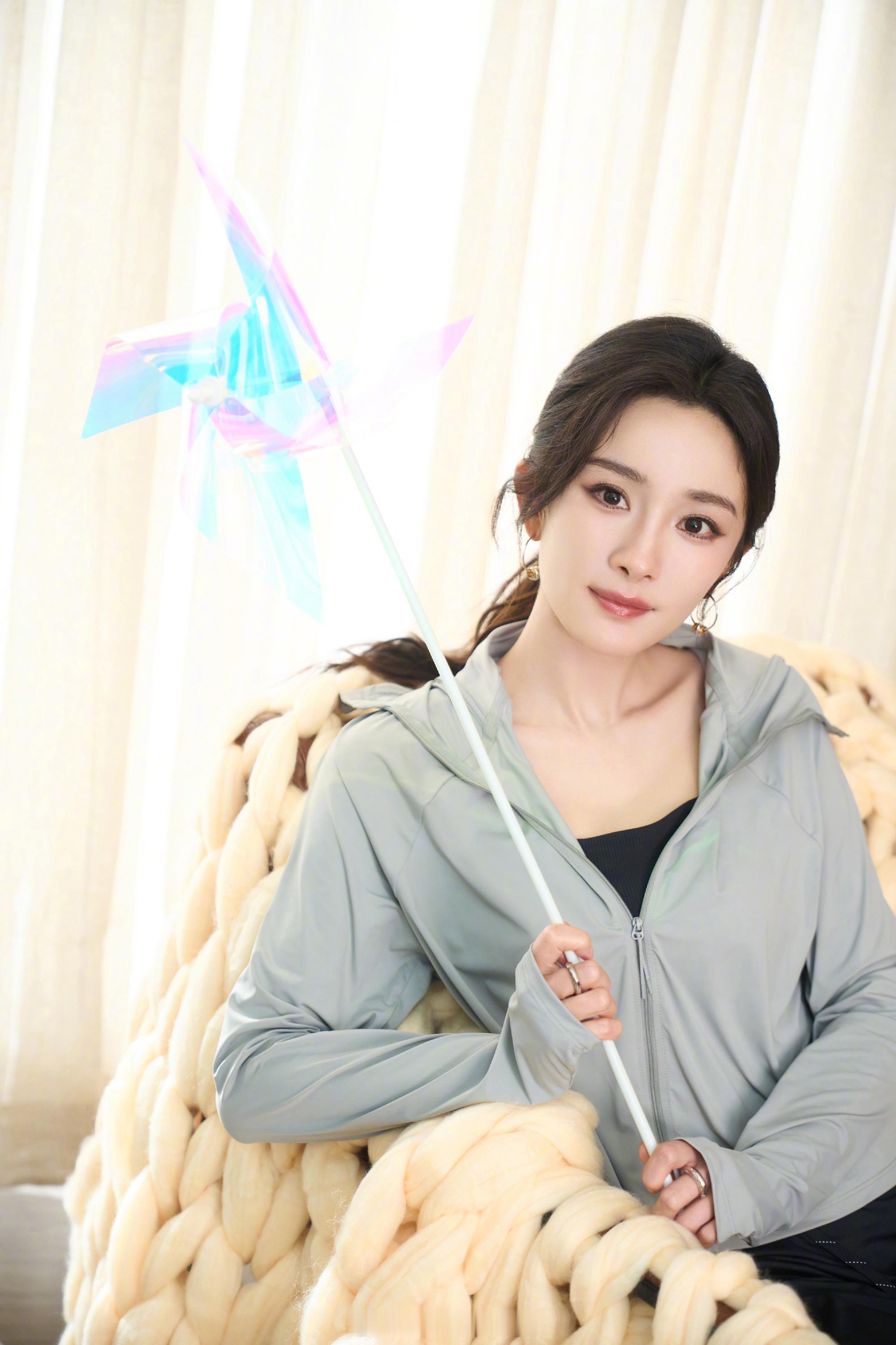 杨幂青春甜美的穿搭色彩 ​​​