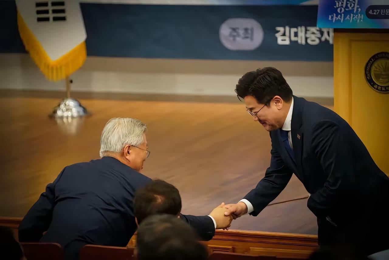 听说这俩哥俩又在国会相见了，纪念《板门店宣言》七周年，这可是当年文在寅的大手笔。