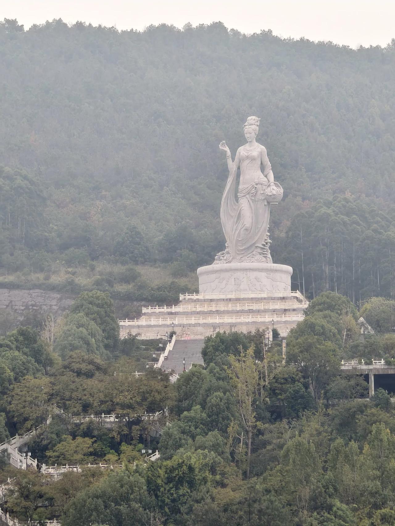 神女湖畔
       ——南木子
大美永川神女畔，
车水马龙游客满。
环湖信步