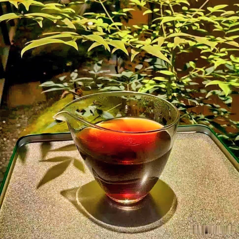 《静待花开·红绣鞋》
叶旋杯中似岁痕，水沸盏里意千重。慢熬光阴韵味浓，厚积功，静