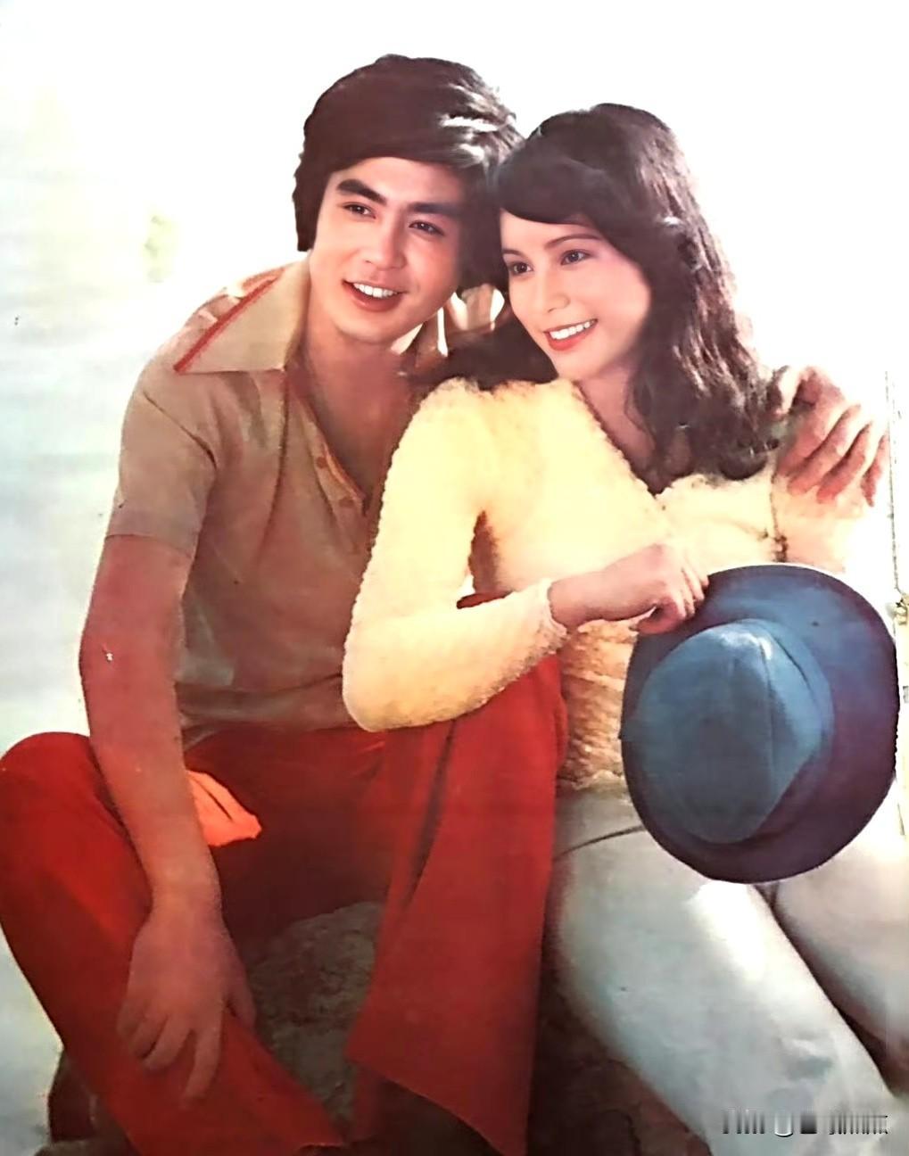 男帅女美，八十年代初，他俩主演的影片《晴天恨海》上映，这人物造型太超前，太时尚了