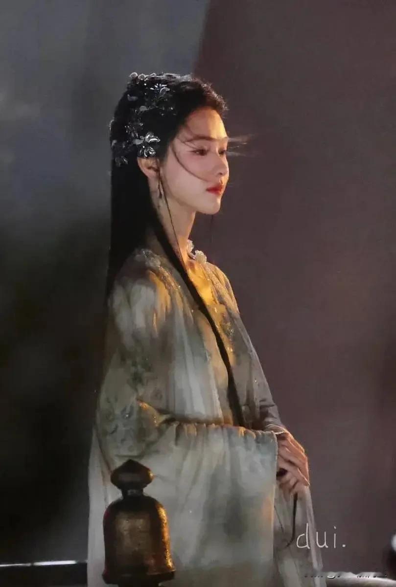 一组陈都灵的时尚大片曝光。陈都灵身穿白衣，气质优雅，坐在椅子上，姿态端正。她的面