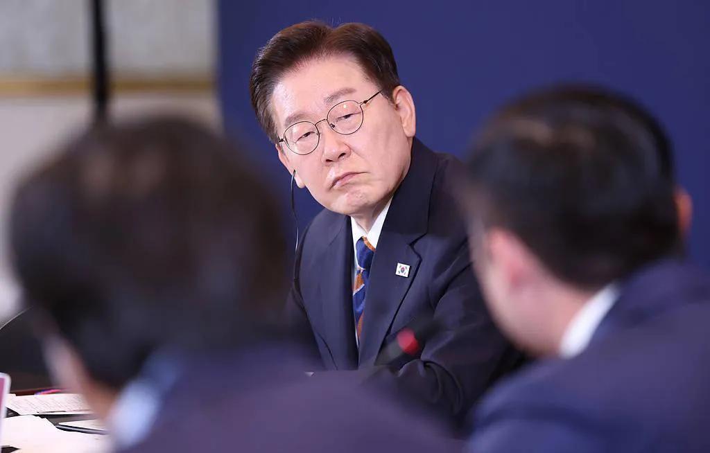 8月4日，韩国总统李在明正式签署法令，剥夺了检察厅的侦查权与起诉独占权。
 
这